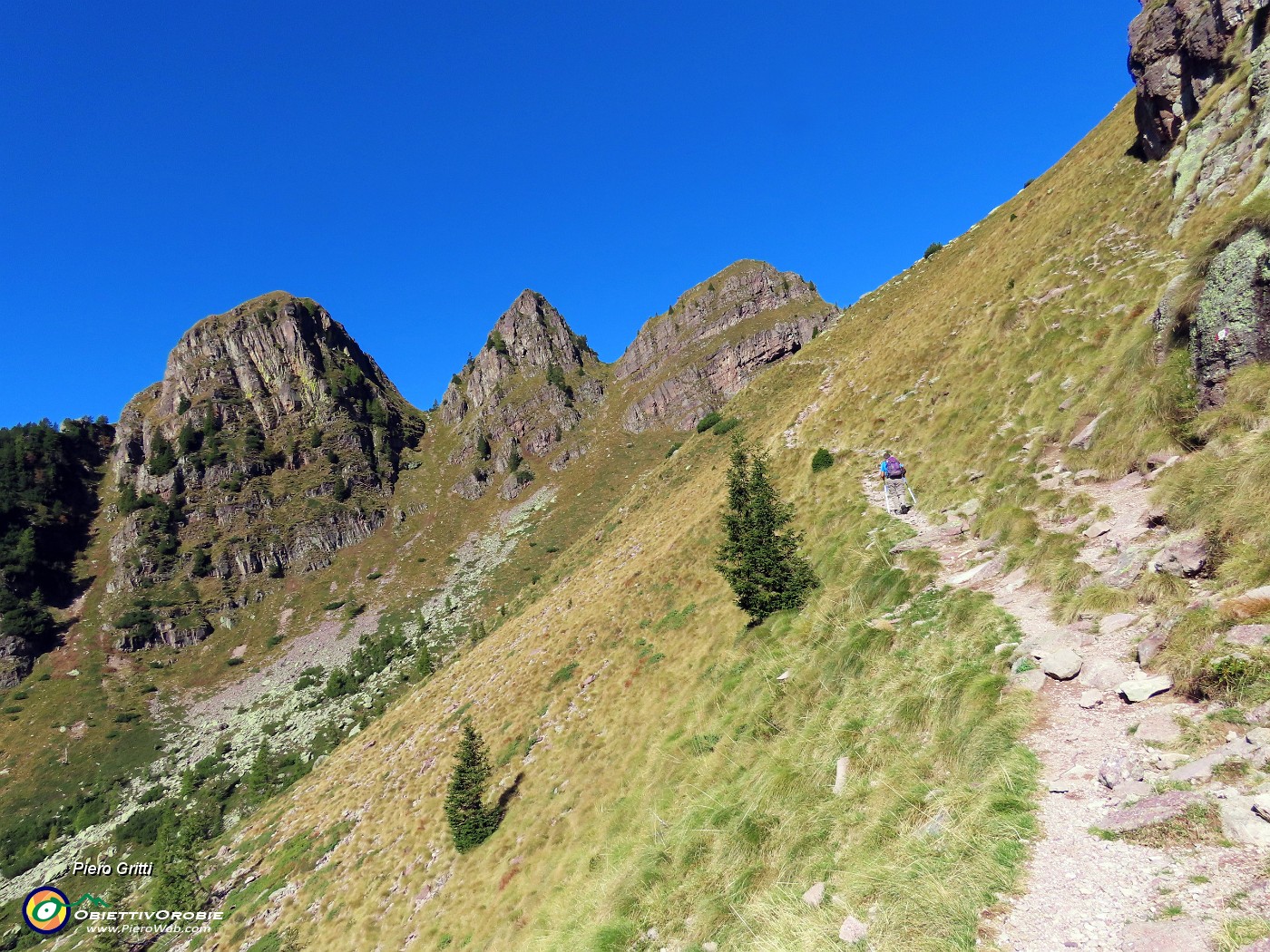 21 In decisa salita con di fronte i Tre Pizzi.JPG